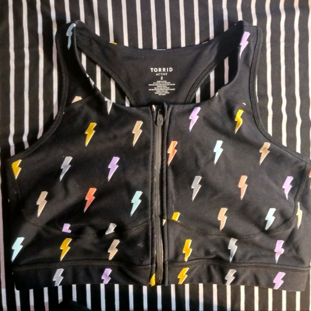 Torrid zip front sports bra size 2